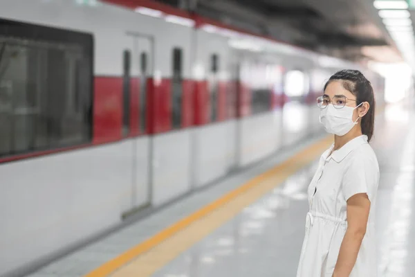 Frau Mit Schutzmaske Verhindert Coronavirus Infektion Während Des Wartens Auf — Stockfoto