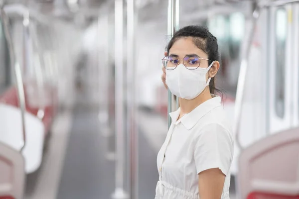 Mujer Con Máscara Facial Médica Prevención Coronavirus Inflexión Tren Transporte —  Fotos de Stock