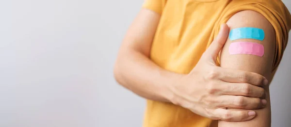 コヴィド19ワクチンを飲んだ後石膏を見せる女性 ワクチン接種 集団免疫 副作用 ブースター投与量 ワクチンパスポート コロナウイルスパンデミック — ストック写真