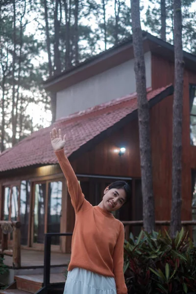 Happy Woman Sweater Traveling Pine Tree Forest Tourist Visit Doi — Fotografia de Stock