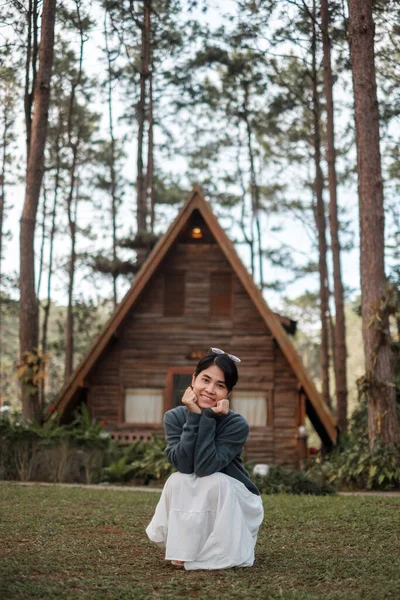 Happy Woman Sweater Traveling Pine Tree Forest Tourist Visit Doi — Fotografia de Stock