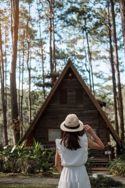 Happy Woman White Dress Hat Traveling Pine Tree Forest Tourist — Fotografia de Stock