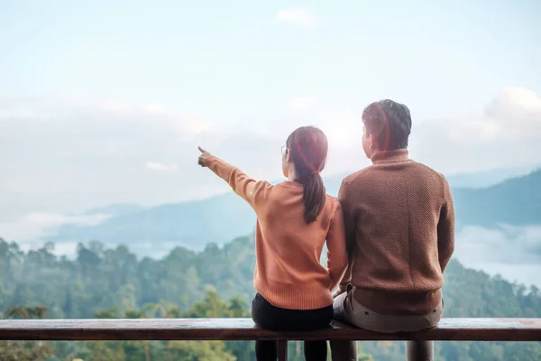 Couple Tourist Relaxing Looking Mountain View Countryside Home Homestay Morning — Stockfoto