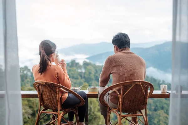 Couple Tourist Drinking Coffee Eating Breakfast Mountain View Countryside Home — Stockfoto