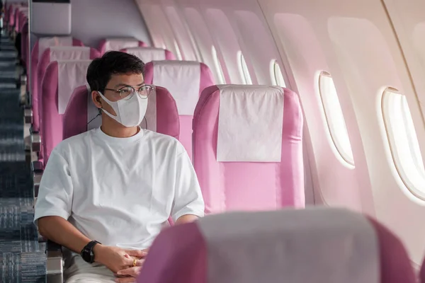 Hombre Con Mascarilla Protectora Avión Transporte Público Protección Infección Por —  Fotos de Stock