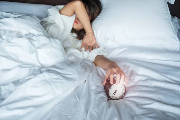 Будильник Азіатська Жінка Зупиняються Час Ліжку Під Час Сну Молода — стокове фото