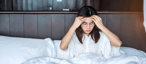 Mujer Que Tiene Migraña Dolores Cabeza Durante Cama Casa Insomnio —  Fotos de Stock