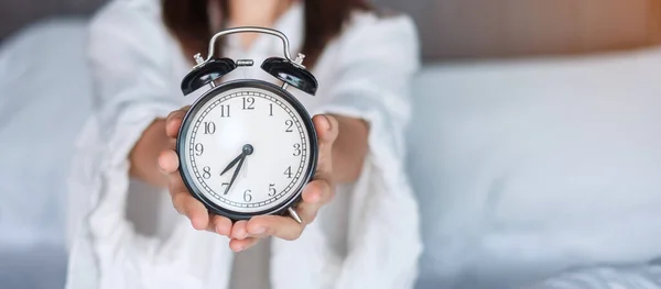 Vrouw Met Wekker Bed Vrolijke Vrouw Die Morgens Wakker Wordt — Stockfoto