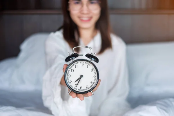 Vrouw Met Wekker Bed Vrolijke Vrouw Die Morgens Wakker Wordt — Stockfoto