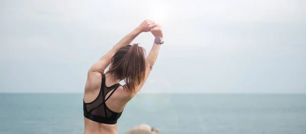 Ung Fitness Kvinna Sportkläder Sträcker Kroppen Mot Havsutsikt Frisk Kvinna — Stockfoto