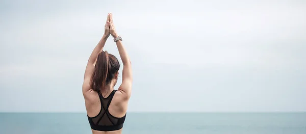 Jovem Fazendo Yoga Alongamento Muscular Manhã Meditação Menina Saudável Contra — Fotografia de Stock