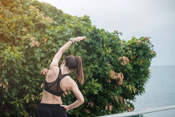 Ung Fitness Kvinna Sportkläder Sträcker Kroppen Mot Havsutsikt Frisk Kvinna — Stockfoto