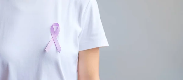 Παγκόσμια Ημέρα Καρκίνου Φεβρουαρίου Μωβ Κορδέλα Λεβάντας Για Την Υποστήριξη — Φωτογραφία Αρχείου