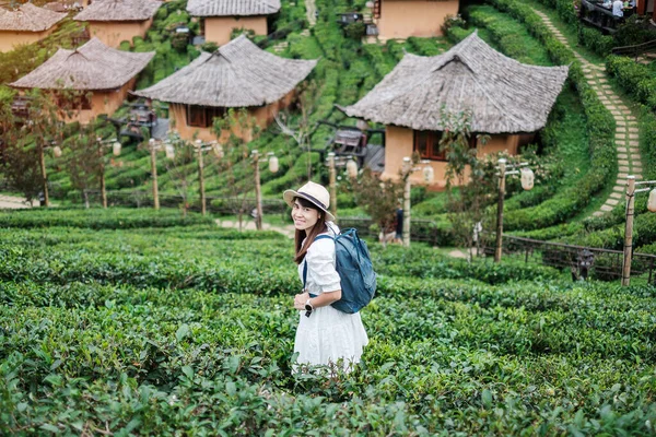 Mulher Turística Feliz Vestido Branco Desfrutar Belo Chá Garden Traveler — Fotografia de Stock