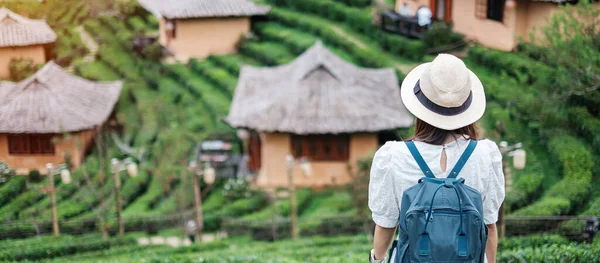 Glad Turist Kvinna Vit Klänning Njuta Vackra Tea Garden Resenär — Stockfoto