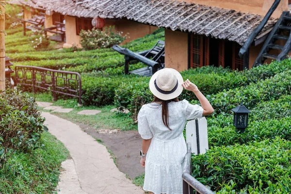 Mulher Turística Feliz Vestido Branco Desfrutar Belo Chá Garden Traveler — Fotografia de Stock