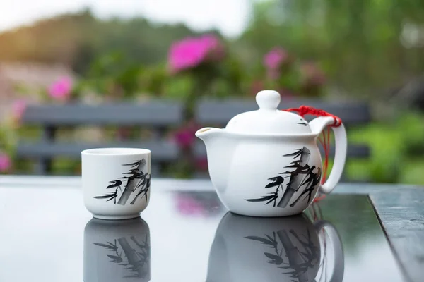 Çaydanlık Sıcak Çay Fincanı Çay Masasında Çay Bahçesinin Arka Planında — Stok fotoğraf