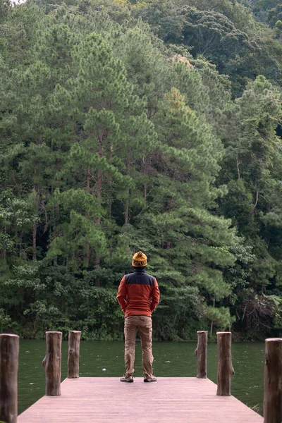 Homem Viajante Feliz Olhando Vista Natureza Turista Solo Suéter Viajando — Fotografia de Stock