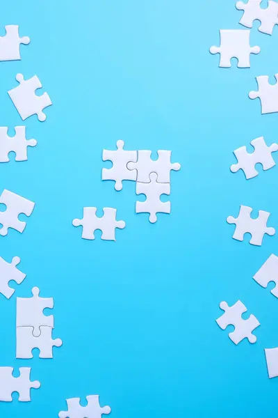 Gruppe Weißer Puzzleteile Auf Blauem Hintergrund Lösungskonzept Mission Erfolg Ziele — Stockfoto