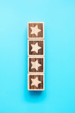 Mavi arkaplanda yıldız sembolü bloğu. Hizmet derecesi, sıralama, müşteri değerlendirmesi, memnuniyet, değerlendirme ve geri bildirim kavramı