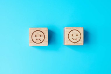 Mavi arkaplandaki duygu simgesi. Hizmet derecesi, sıralama, müşteri değerlendirmesi, memnuniyet, değerlendirme ve geri bildirim kavramı