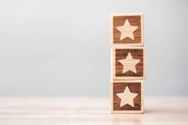 Masa arkasındaki yıldız sembolü bloğu. Hizmet derecesi, sıralama, müşteri değerlendirmesi, memnuniyet, değerlendirme ve geri bildirim kavramı