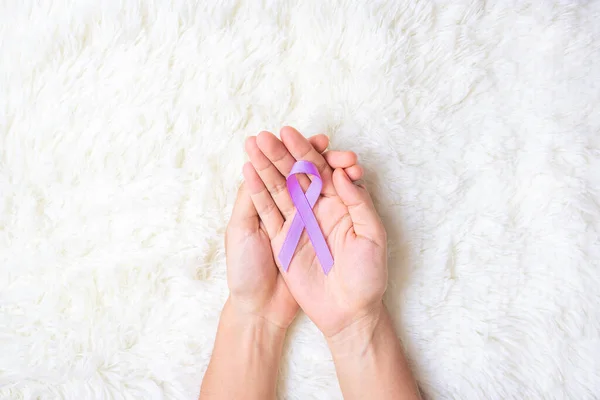 世界癌症日 2月4日 女性手感红润的薰衣草紫色缎带 用于支持人们的生活和疾病 保健和医疗概念 — 图库照片