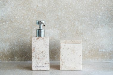 Lüks otellerde ya da modern evlerdeki tuvaletlerde tuvalet malzemeleri şişeleri. Seramik kaplamalı duş jeli.