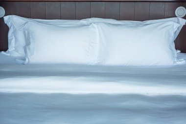 Lüks otel odasında ya da modern evde temiz yastıklar. Uyku, Rahatlama ve tatil kavramları