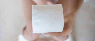 Tuvalet deliğinde otururken elinde tuvalet kağıdı tutan kadın. ishal, kabızlık dönemi, enfeksiyon, abdominal, mide ağrısı, sistit, sigorta ve tıbbi konsept.