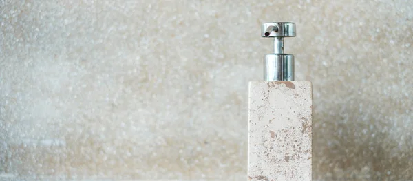 Lüks Otellerde Modern Evlerdeki Tuvaletlerde Tuvalet Malzemeleri Şişeleri Seramik Kaplamalı — Stok fotoğraf