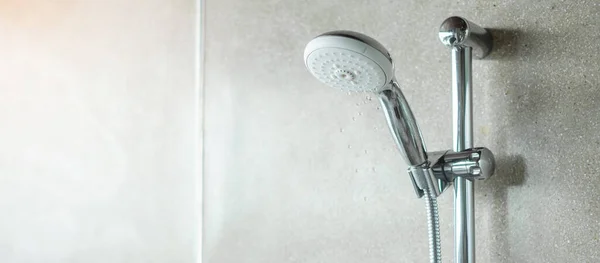 Sprchová Hlava Stěnou Pozadí Moderní Koupelně — Stock fotografie