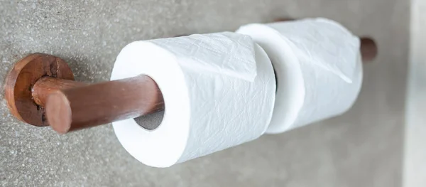 Mujer Tirando Papel Higiénico Baño Limpieza Estilo Vida Concepto Higiene —  Fotos de Stock