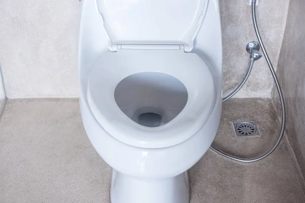 Baru Keramik Toilet Mangkuk Dan Kertas Toilet Membersihkan Gaya Hidup — Stok Foto