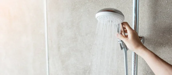 Ręczna Głowica Natryskowa Podczas Brania Prysznica Tłem Ściennym Nowoczesnej Łazience — Zdjęcie stockowe