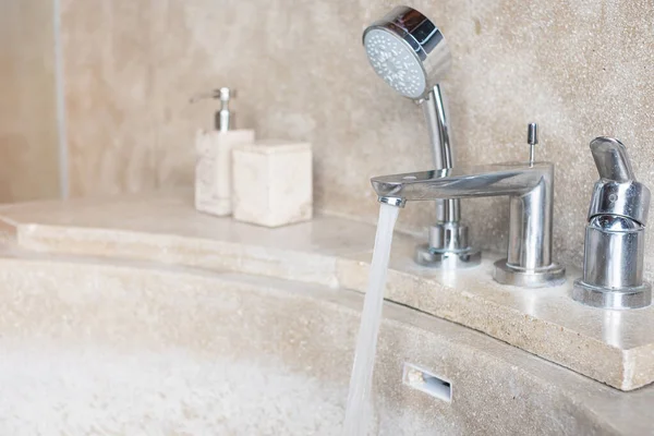 Acqua Che Scorre Con Vasca Bagno Moderna — Foto Stock