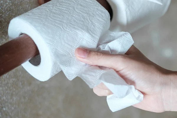 Kobieta Wyciąga Papier Toaletowy Toalecie Sprzątanie Styl Życia Higiena Osobista — Zdjęcie stockowe