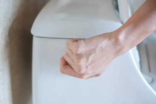 Prensa Mano Inodoro Empotrado Limpieza Estilo Vida Concepto Higiene Personal — Foto de Stock