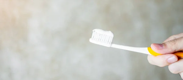 Mão Segurando Escovas Dentes Com Pasta Dentes Banheiro Estilo Vida — Fotografia de Stock