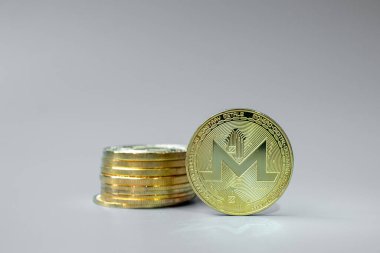 Altın Monero (XMR) şifreleme para yığını, Crypto engelleme ağı içinde Dijital Para, teknoloji ve çevrimiçi internet değiş tokuşu kullanılarak takas edilir. Mali konsept