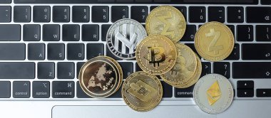 Klavyede altın ve gümüş kripto para birimi, Bitcoin, Ethereum, Litecoin, Dash, Monero, Zcach ve Ripple bozuklukları. Şifreleme, engelleme ağı içindeki Dijital Paradır