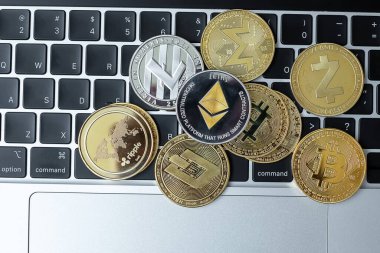 Klavyede altın ve gümüş kripto para birimi, Bitcoin, Ethereum, Litecoin, Dash, Monero, Zcach ve Ripple bozuklukları. Şifreleme, engelleme ağı içindeki Dijital Paradır
