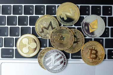 Klavyede altın ve gümüş kripto para birimi, Bitcoin, Ethereum, Litecoin, Dash, Monero, Zcach ve Ripple bozuklukları. Şifreleme, engelleme ağı içindeki Dijital Paradır