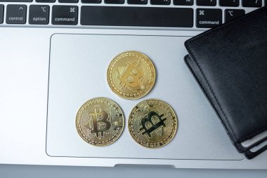 Klavye bilgisayarında altın kripto para ve cüzdan, Bitcoin madeni para. Şifreleme, engelleme ağı içindeki Dijital Paradır