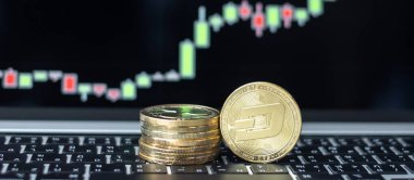 Altın Dash kripto sikkesi, mum grafik arka plan, Crypto engelleme ağı içinde Dijital Para, teknoloji ve çevrimiçi internet değiş tokuşu kullanıyor.