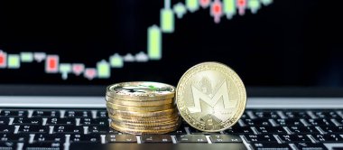 Altın Monero (XMR) mum grafik arkaplanlı kripto para, Kripto engelleme ağı içindeki dijital para, teknoloji ve çevrimiçi internet değiş tokuşu kullanıyor