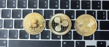 Klavye dizüstü bilgisayarında altın kripto para, Bitcoin, Zcach ve Ripple bozuklukları. Şifreleme, engelleme ağı içindeki Dijital Paradır
