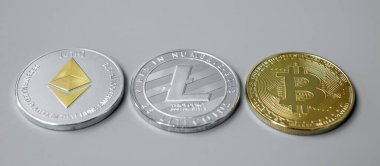 Altın ve gümüş kripto para, Bitcoin, Ethereum ve Litecoin sikkeleri. Şifreleme, engelleme ağı içindeki Dijital Paradır