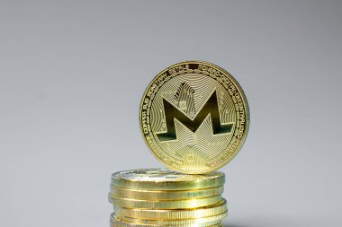 Altın Monero (XMR) şifreleme para yığını, Crypto engelleme ağı içinde Dijital Para, teknoloji ve çevrimiçi internet değiş tokuşu kullanılarak takas edilir. Mali konsept