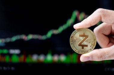 Altın Zcash (ZEC) mum grafik arka planına sahip kripto para, Kripto engelleme ağı içindeki Dijital Para, teknoloji ve çevrimiçi internet değiş tokuşu kullanıyor.